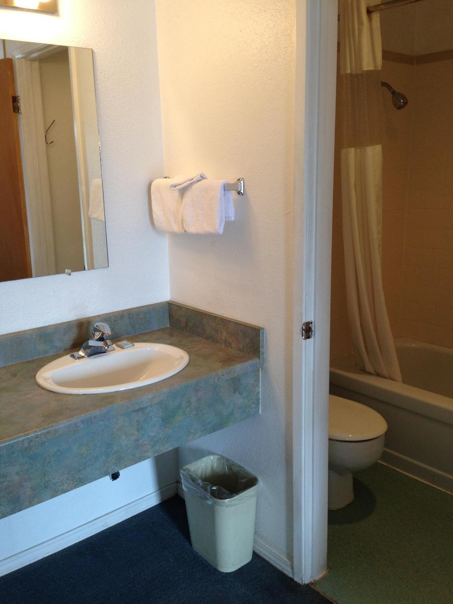 Redwood Inn Crescent City Room photo
